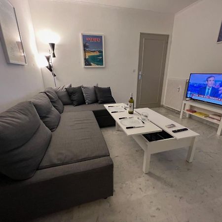 Seafront - Beautiful Flat With Aircon And Comfortable Loggia Валорис Екстериор снимка