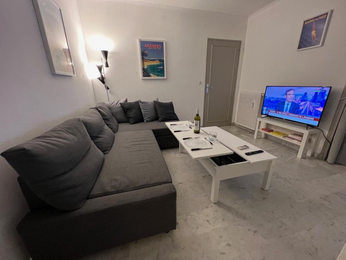 Seafront - Beautiful Flat With Aircon And Comfortable Loggia Валорис Екстериор снимка