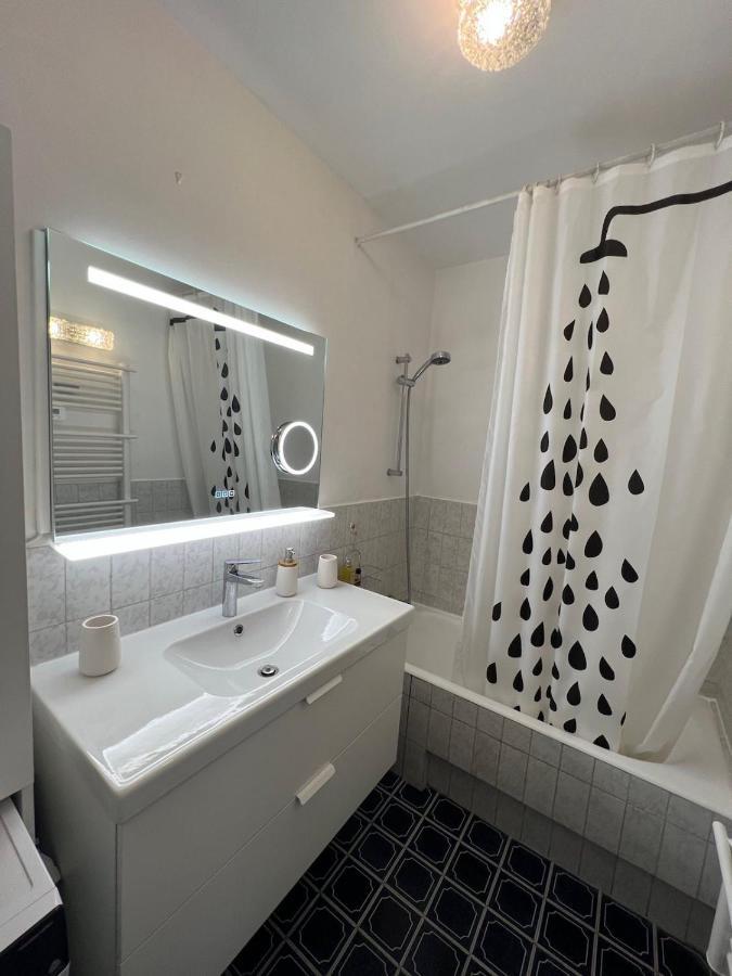 Seafront - Beautiful Flat With Aircon And Comfortable Loggia Валорис Екстериор снимка