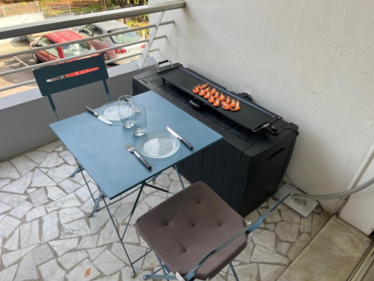 Seafront - Beautiful Flat With Aircon And Comfortable Loggia Валорис Екстериор снимка