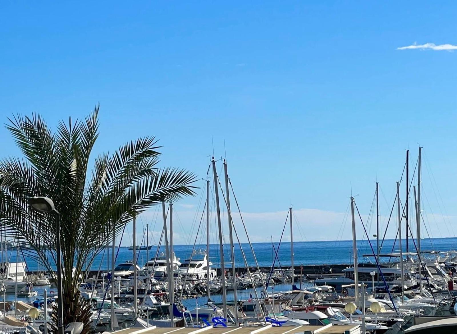 Seafront - Beautiful Flat With Aircon And Comfortable Loggia Валорис Екстериор снимка